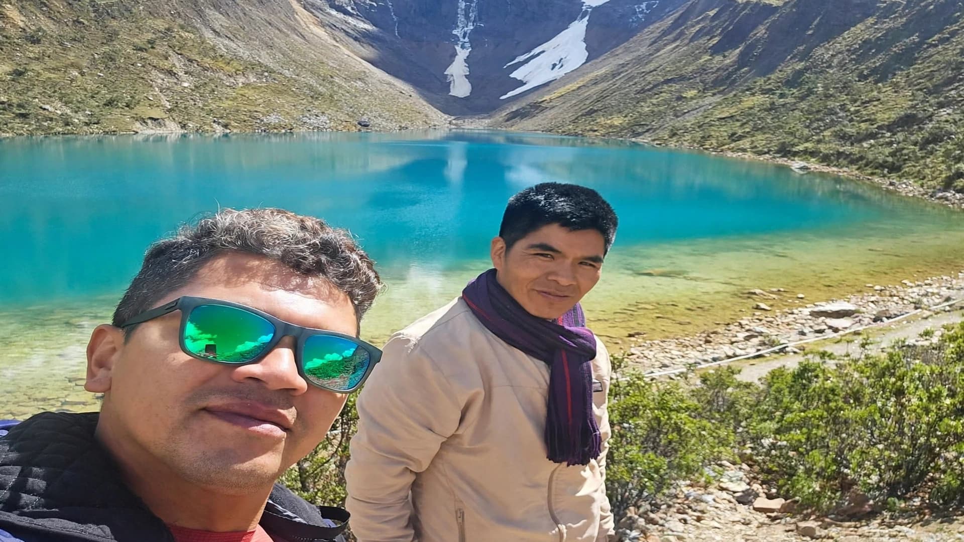 Visitante junto a la laguna
